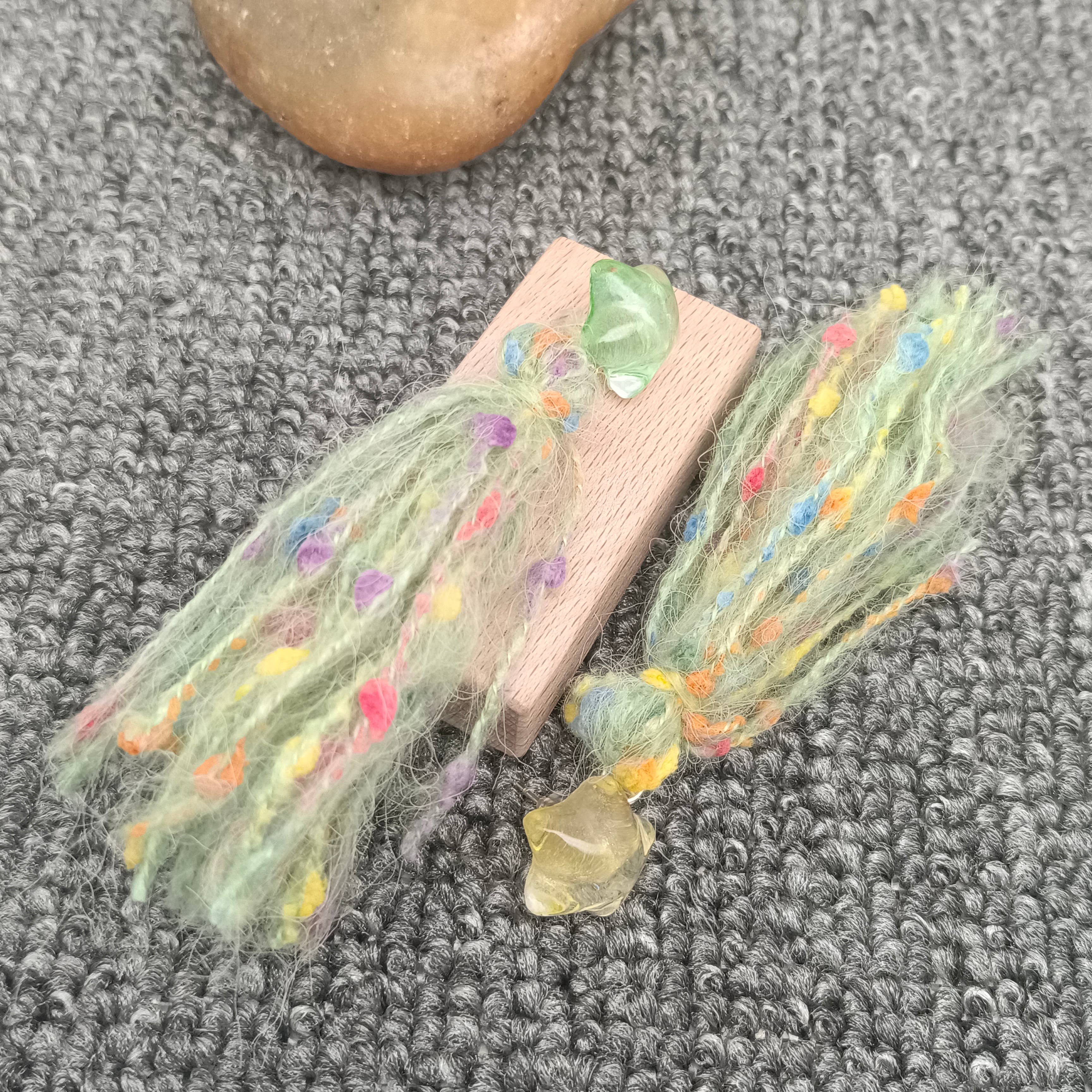 Mio Queena - Wholesale Kwastjesoorbellen - YK - Stervormige oorbellen met gekleurde katoendraad en kwastjes - B2