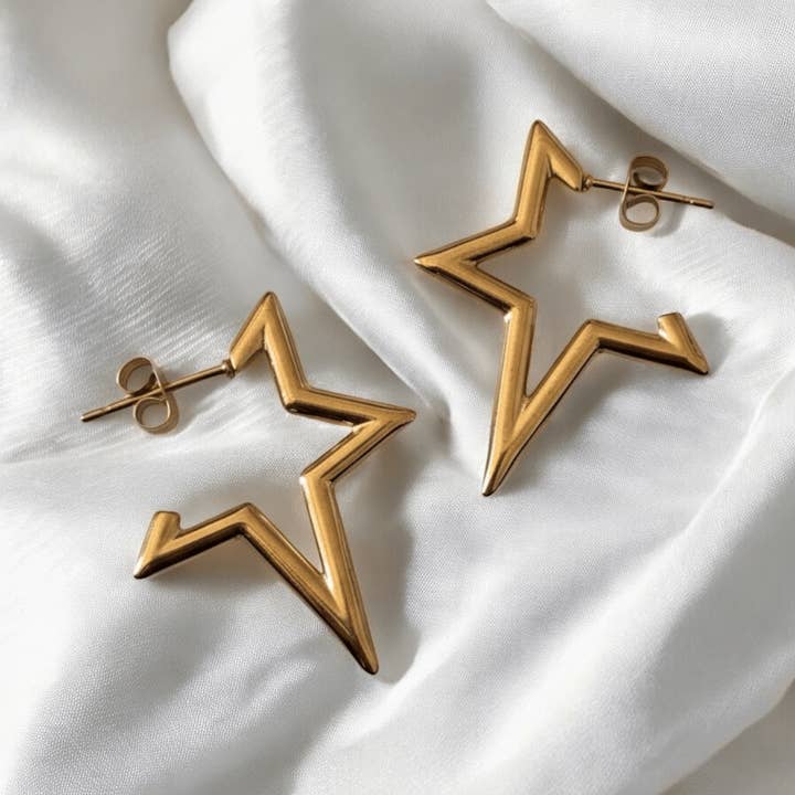 Joy – Orecchini stella in acciaio placcato oro 18K, waterproof e ipoallergenici | Duestelle Italia per la vendita all'ingrosso da parte di DUESTELLE ITALIA SRLS