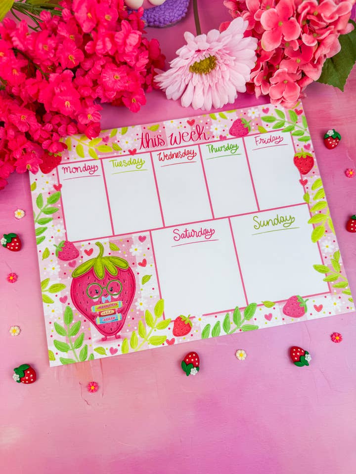 Bloc-notes hebdomadaire « Bibliothécaire Fraise » 8,5 x 11 pouces pour la vente par Emily Cromwell Designs