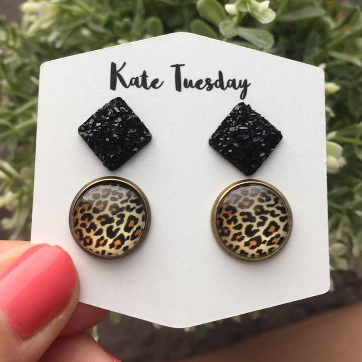 Doppio Ghepardo+ Orecchini Druzy Quadrati Neri per la vendita all'ingrosso da parte di Kate Tuesday Jewelry