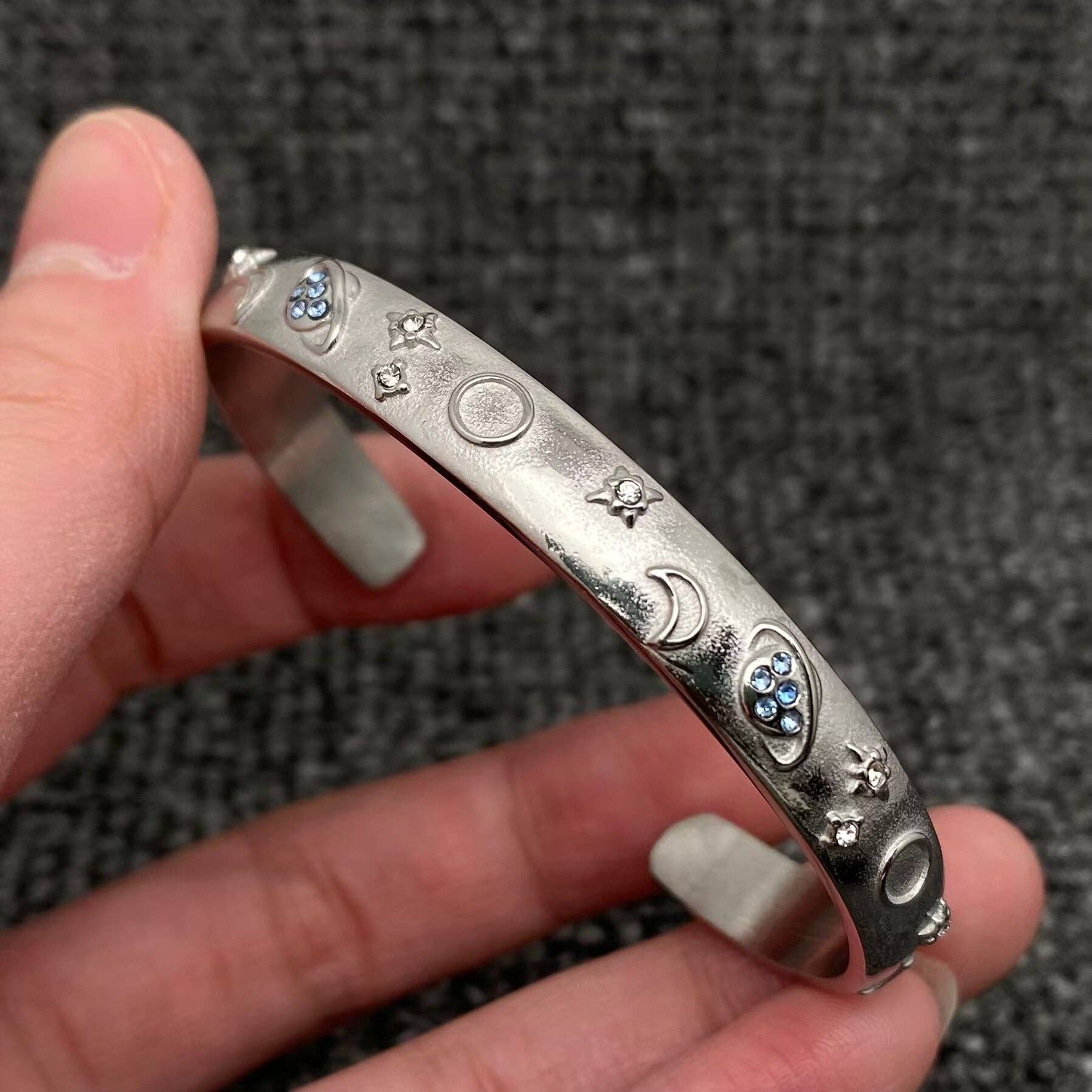 Mio Queena - Vendita all'ingrosso Bracciale a polsino - Bracciale rigido stile tarocchi in acciaio inox placcato oro 18K - FGS/MS32