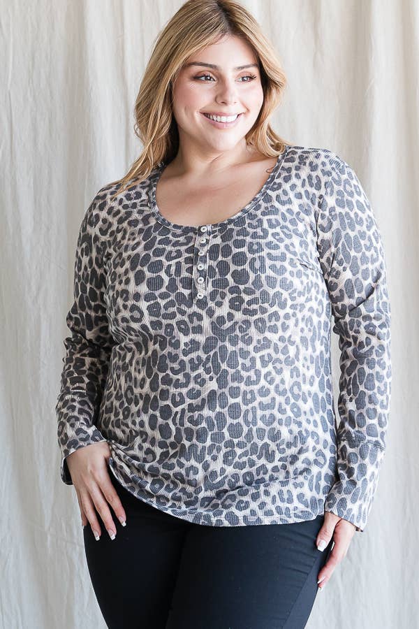 Come mostrato [TAGLIA FORTE] Top Henley a Maniche Lunghe con Scollo a Barca Leopardo T4334XL in vendita all'ingrosso su Faire5