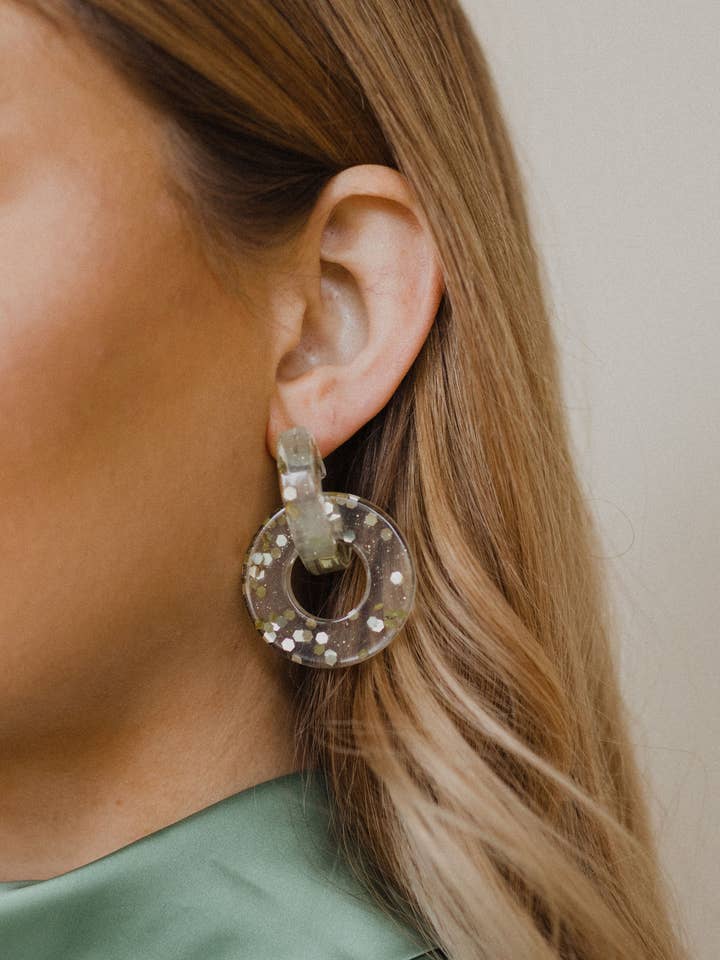 Orecchini pendenti in oro per la vendita all'ingrosso da parte di Brooks Taylor