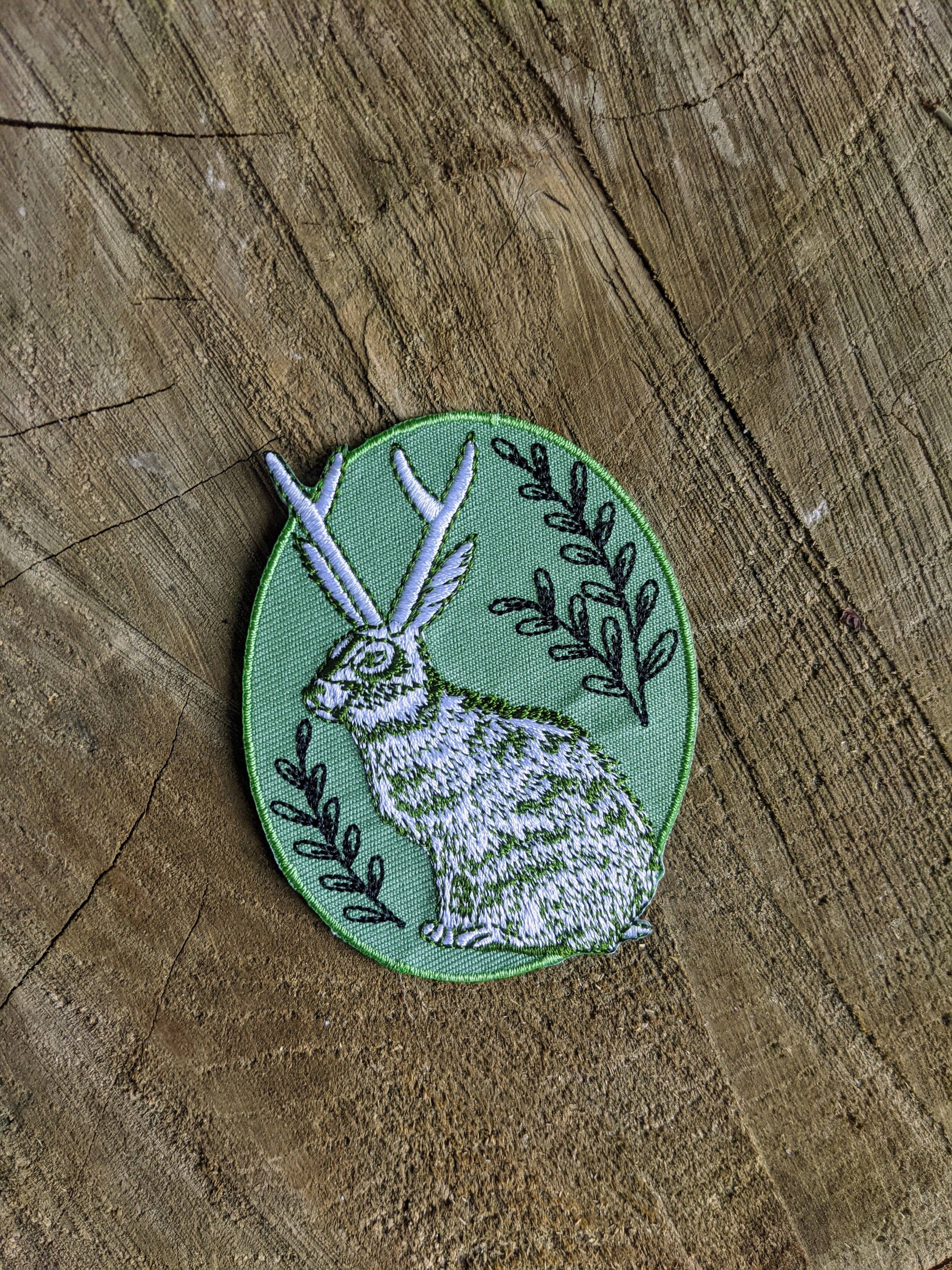 ilikesara | art + goods - Vente Écusson - écusson thermocollant | jackalope - ovale vert 2,5" x 3,2"2
