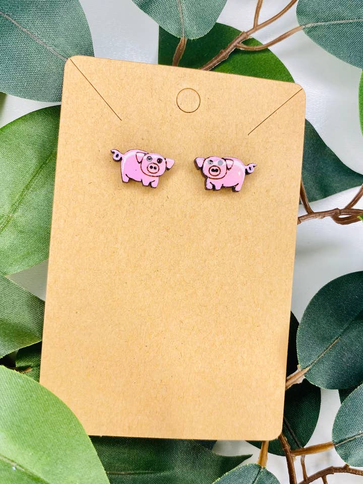 Orecchini a bottone a forma di maiale tagliati a laser dipinti a mano per la vendita all'ingrosso da parte di The Rustic Rose, LLC