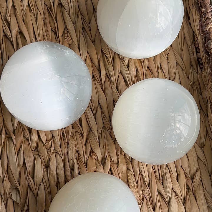 NOVO! Esfera Selenite XL - 10cm por atacado de Krystallia crystals