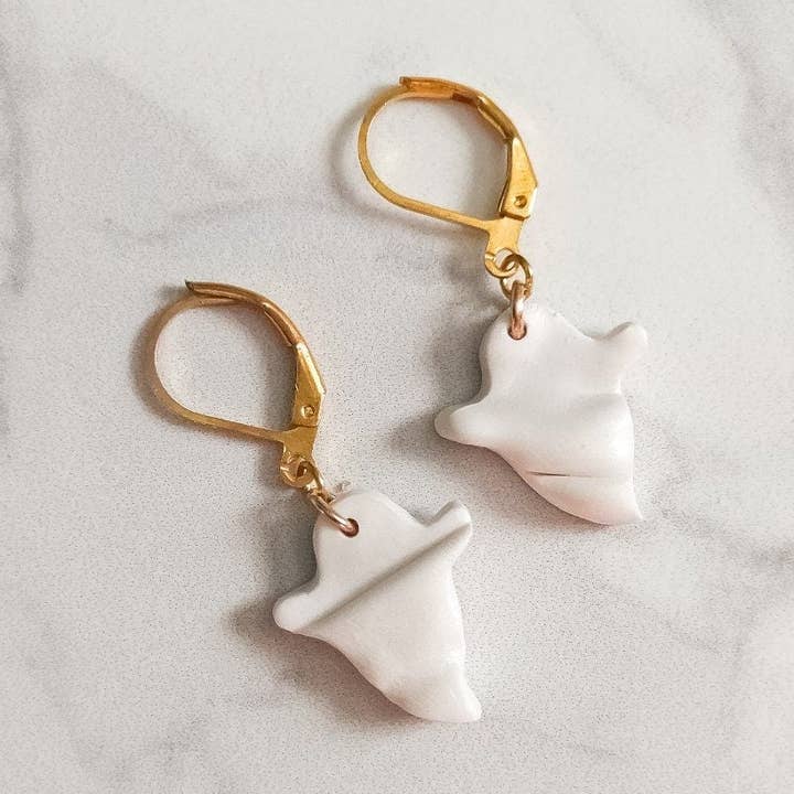 Boucles d'oreilles Drapées Ghost Boucles d'oreilles en argile polymère pour la vente par Designs By Laurel Lane