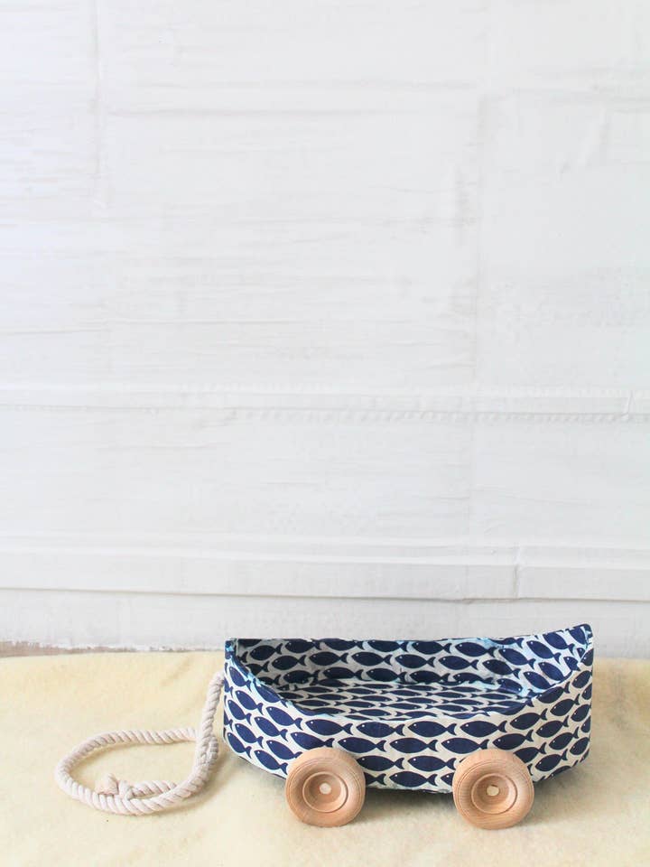 Rodd båt i trä med dragleksak och bomullssnöre för wholesale av Brownstone Playhouse