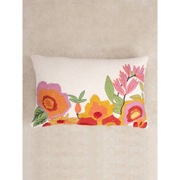 GAURI KOHLI – Engroshandel Pyntepude – Sidari broderet pudevår til lændepude – 16″×24″