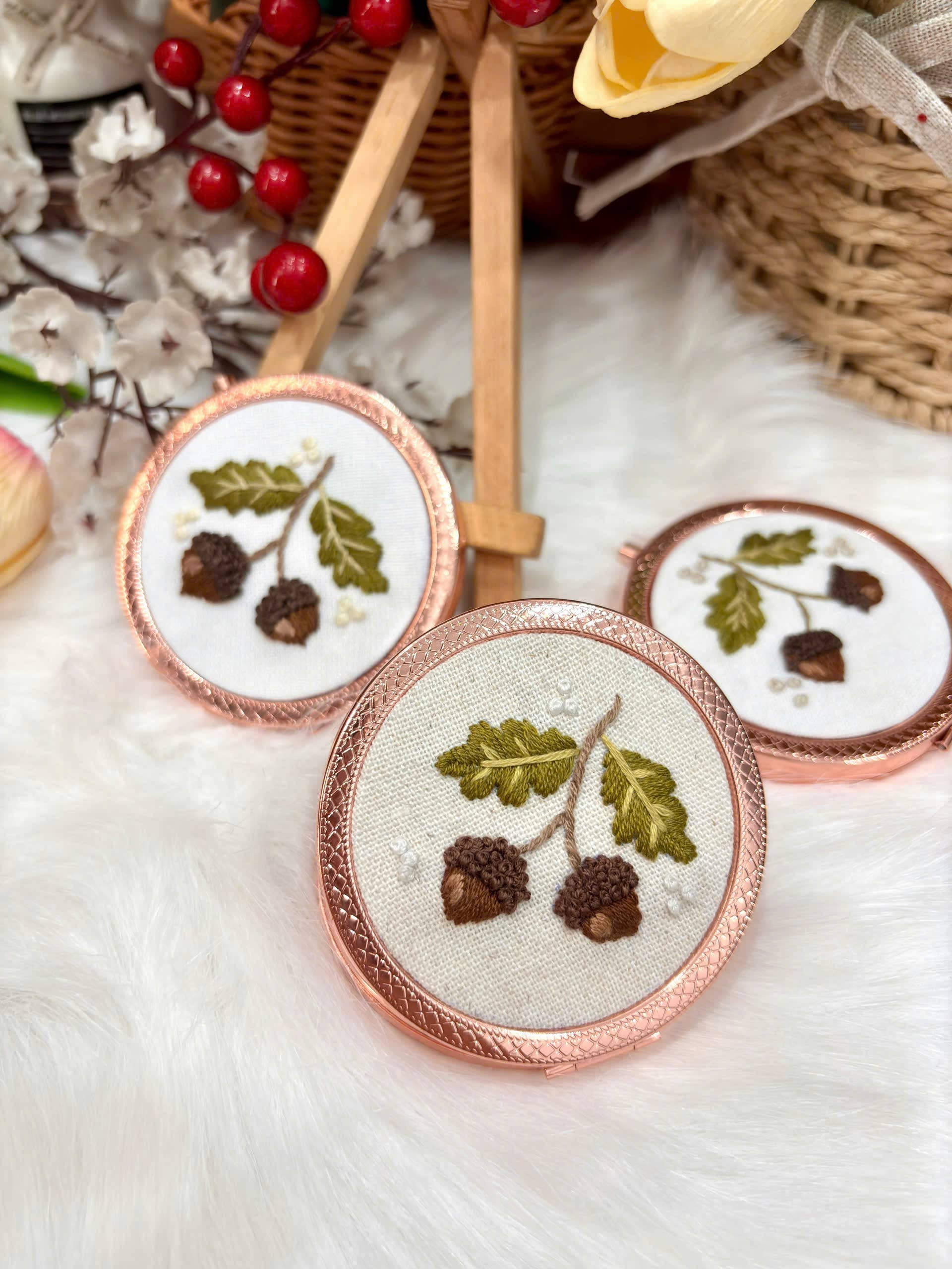 Maple Dream Store – Engroshandel Kompaktspejl – Premium Vintage Blomstret Håndbroderet Lommespejl14