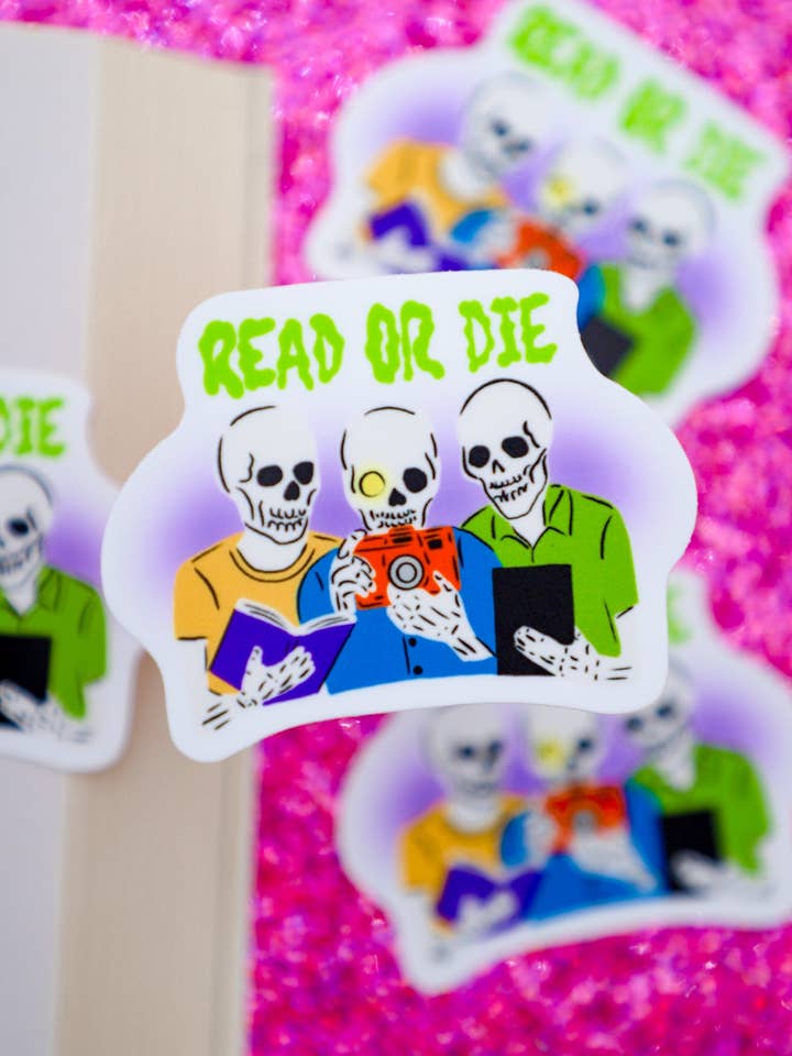 Autocollant Lire ou Mourir pour la vente par Furever Booked