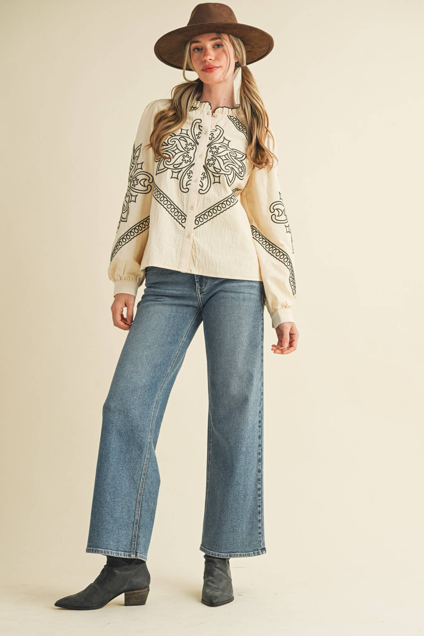 &MERCI – Engroshandel Skjorte med buttondown – til kvinder – BRODERET MOCK NECK KNAPPEBLUSE MTP333654