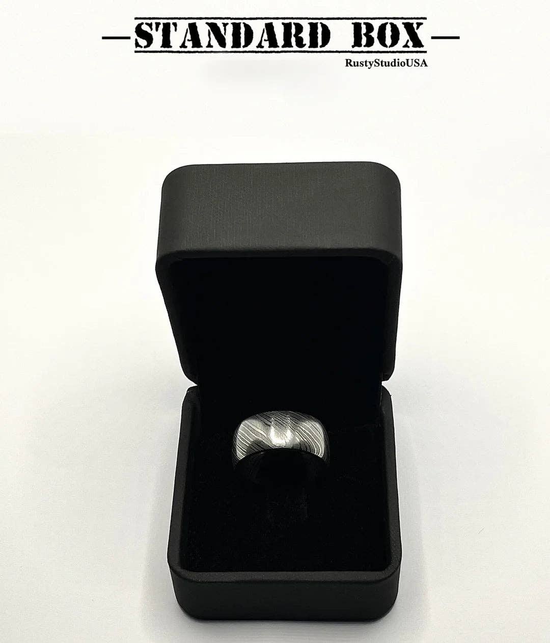 Fede Nuziale Da Uomo In Acciaio Damasco Da 8 Mm, Zaffiro Yogo E Inserto In Oro Rosa 14 Carati - Italia