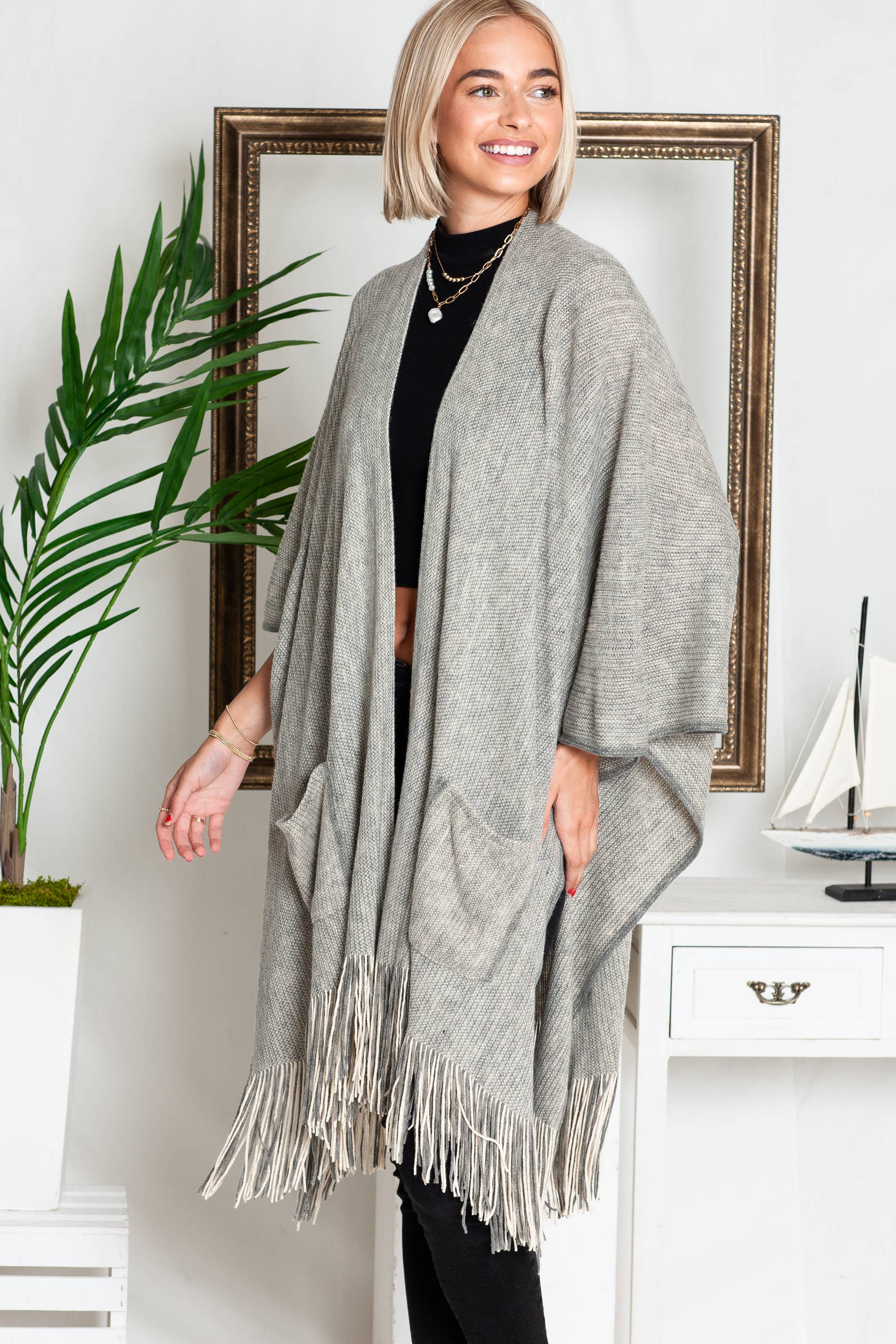 Justin & Taylor – wholesale Kofta - Dam – Harlow cardigan | Kimono-cardigan med fickor och fransad nederkant11