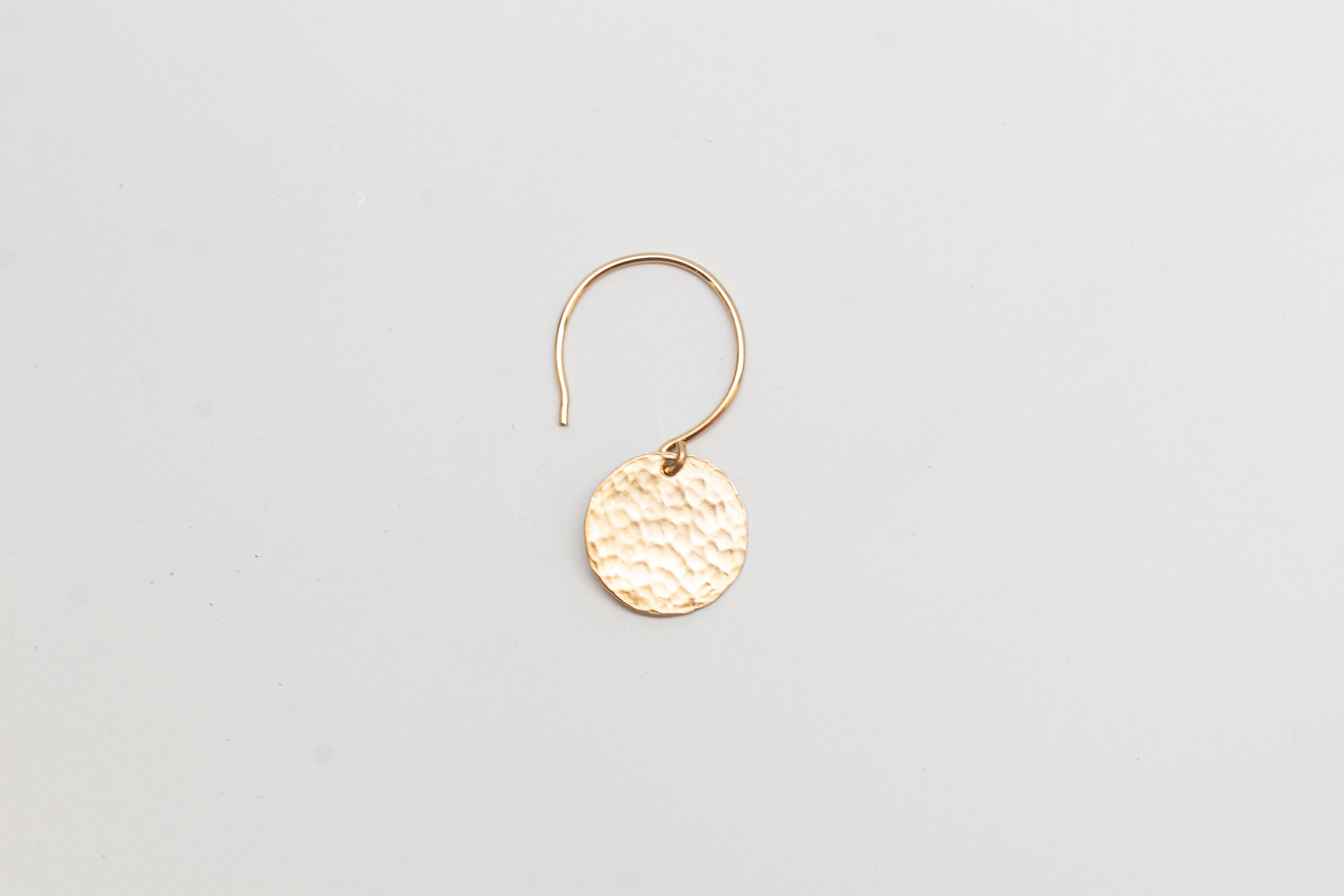 Tumbleweed Shop and Studio LLC - Wholesale Hangende/ronde oorbellen - Enkel gehamerde schijfoorbellen in goud of zilver