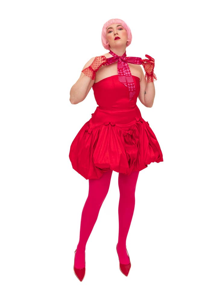 Robe Agapi en taffetas de soie rouge pour la vente par Nikki Marie