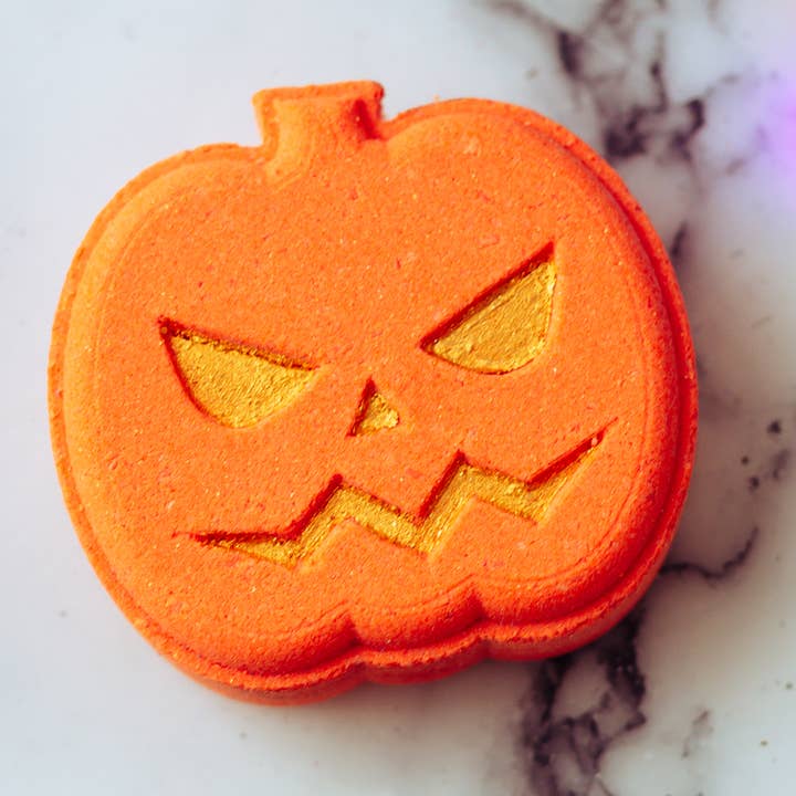 Bombe de bain vegan Halloween Jack O'Lantern Punkin pour la vente par Pure Poetry Cosmetics