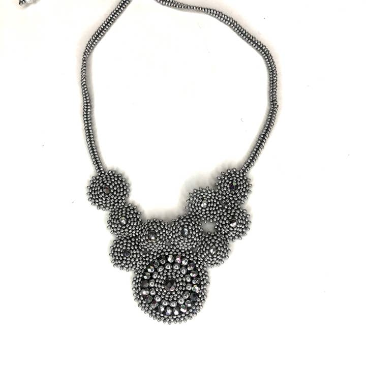Collier tendance perlé - Argent mat pour la vente par KVZ Designs