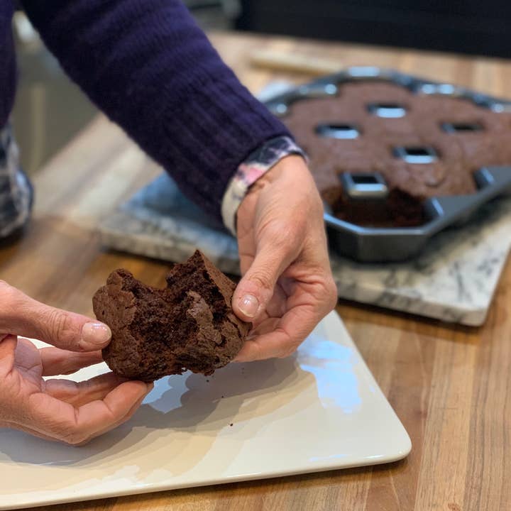 Fox Run Brands – Assadeira por atacado – Forma para Brownies Antiaderente Bakelicious Crispy Corner, Faz 122