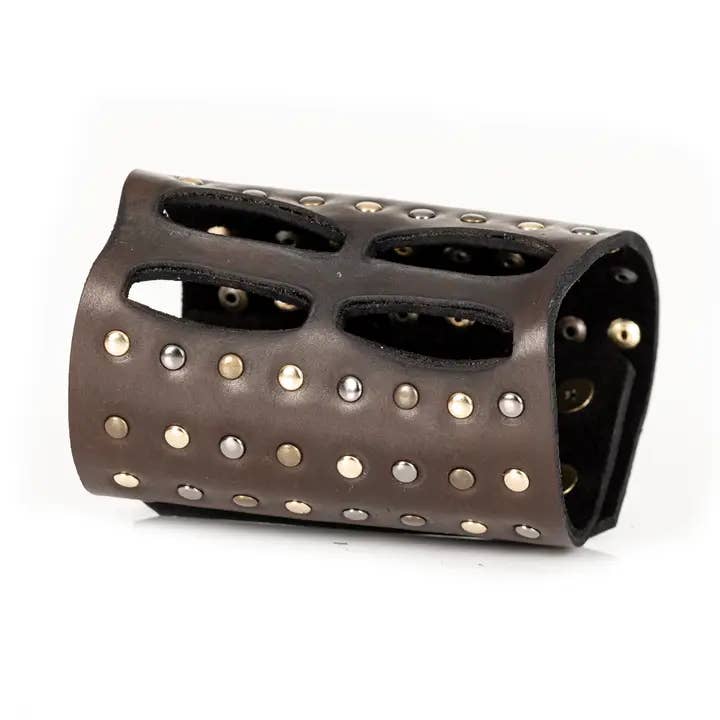 Bracciale in Pelle con Borchie e Intagli Marrone Scuro per la vendita all'ingrosso da parte di The Dark