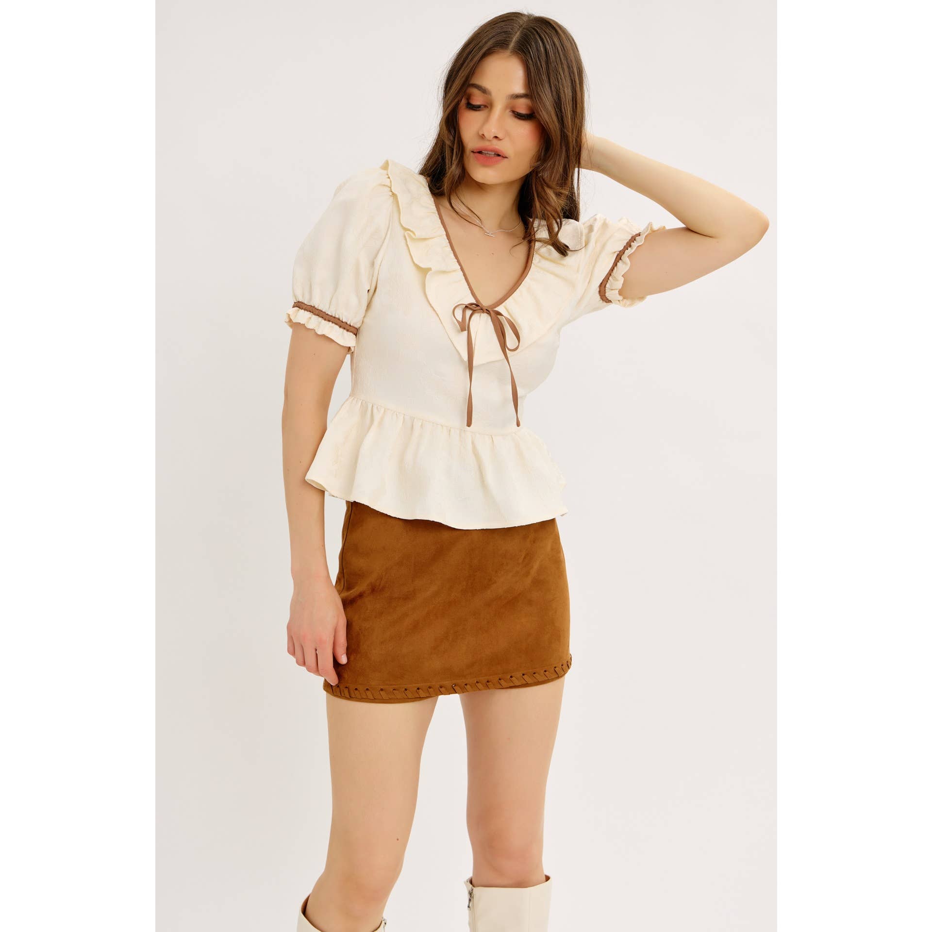 CHAMEAU MINI-JUPE-SHORT EN FAUSSE SUEDE ÉLÉGANTE AVEC OURLET SURPIQUÉ en vente sur Faire7