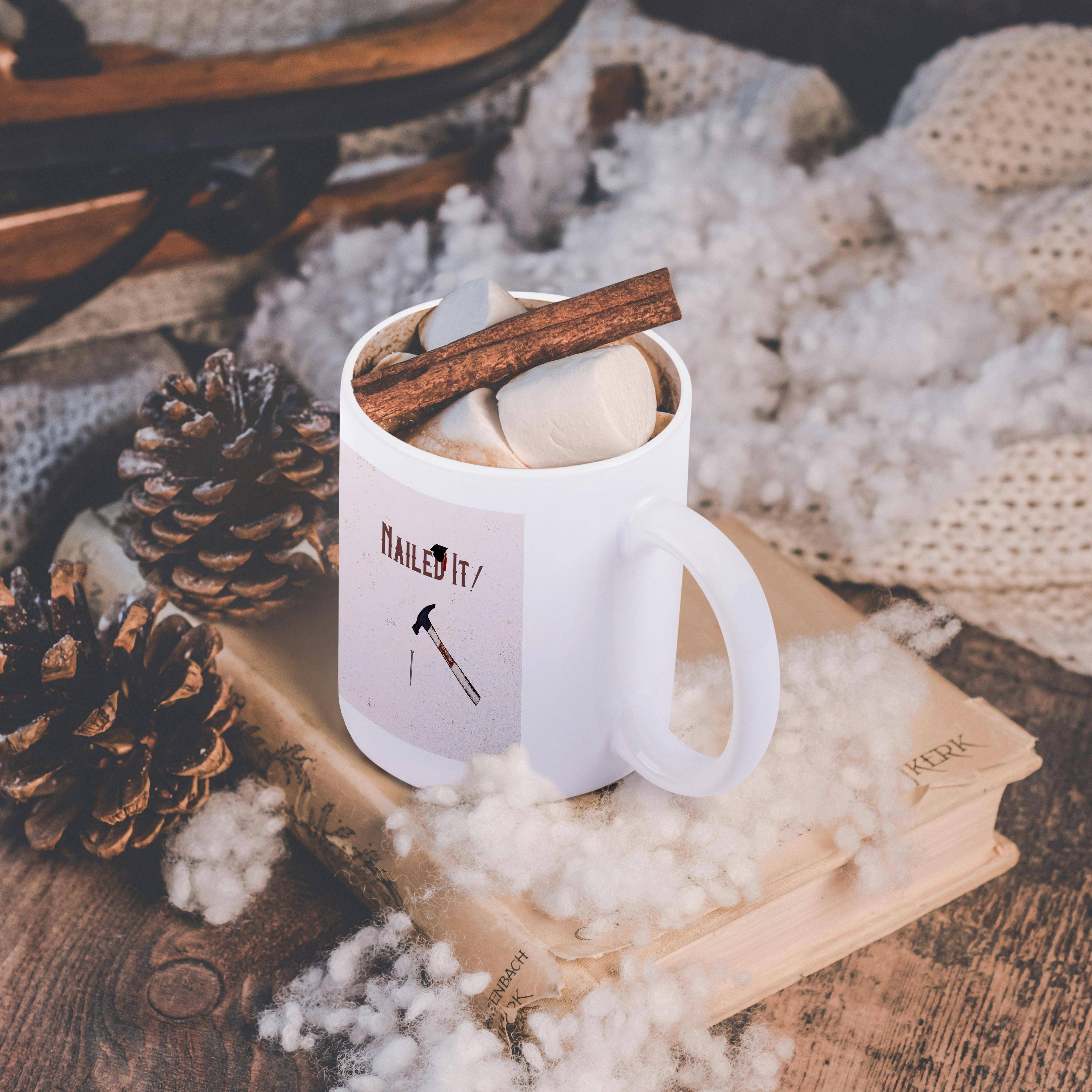 3dRose - Wholesale Koffiemok - 3dRose, Afbeelding van Nailed It, Hamer op het punt om Spijker te Slaan, Afstudeerhoed op D, Mok11