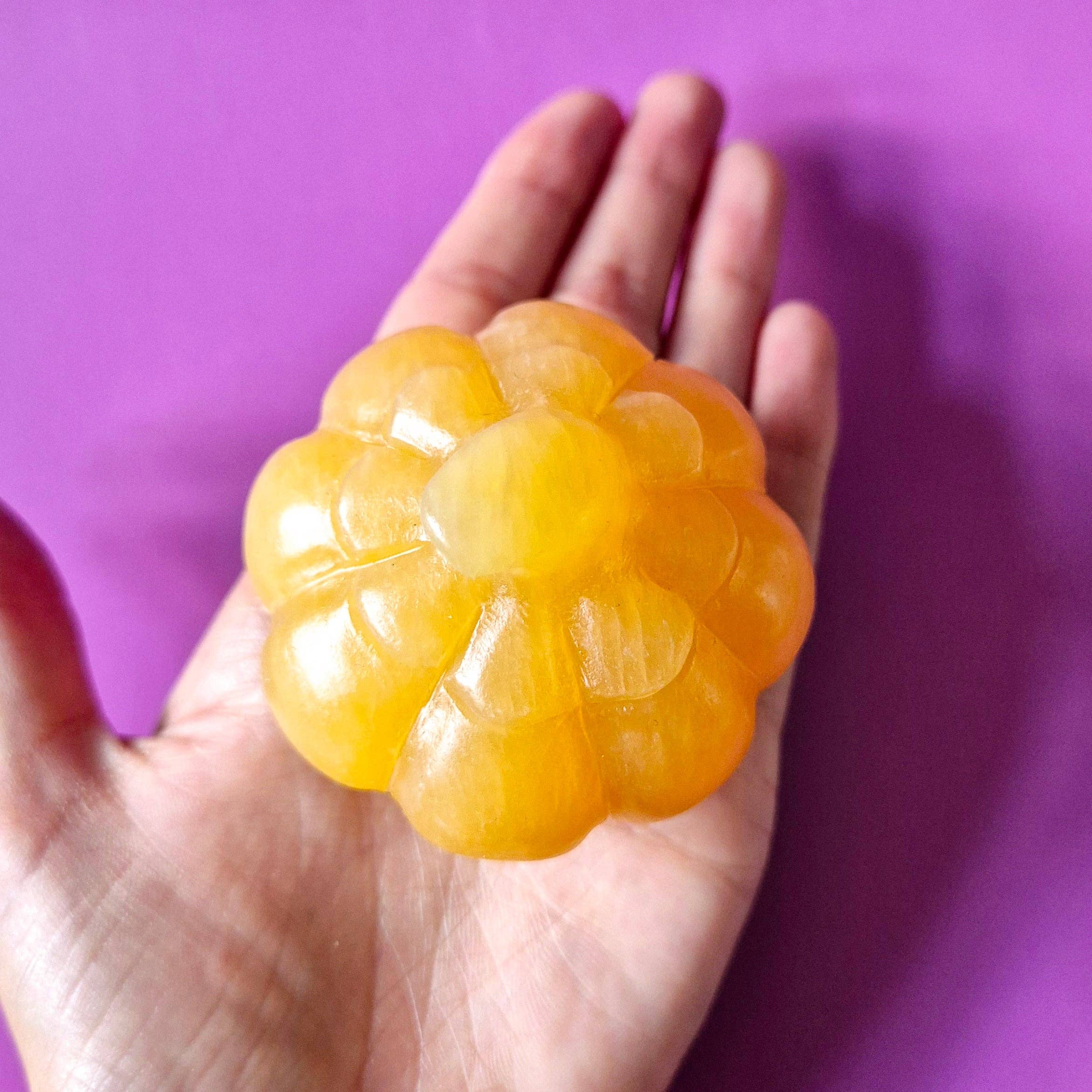 Moonlight Gemstones - Vente Pierre et cristal de spiritualité - Calcite Miel Jaune Pierre Précieuse Citrouille Sculptée – 7 cm | Décoration d'Halloween et booster d'énergie2