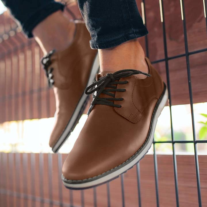 The Classic - Sneaker habillée en cuir pour la vente par John Candor