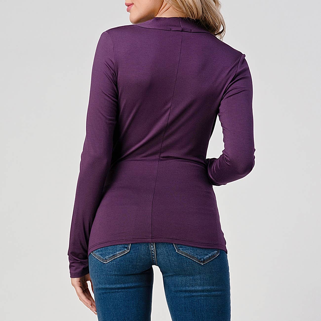 Heimious – Engroshandel Strikket top - Dame – Heimious fitted modal jersey bluse med slå-om, lange ærmer og plisserede detaljer40