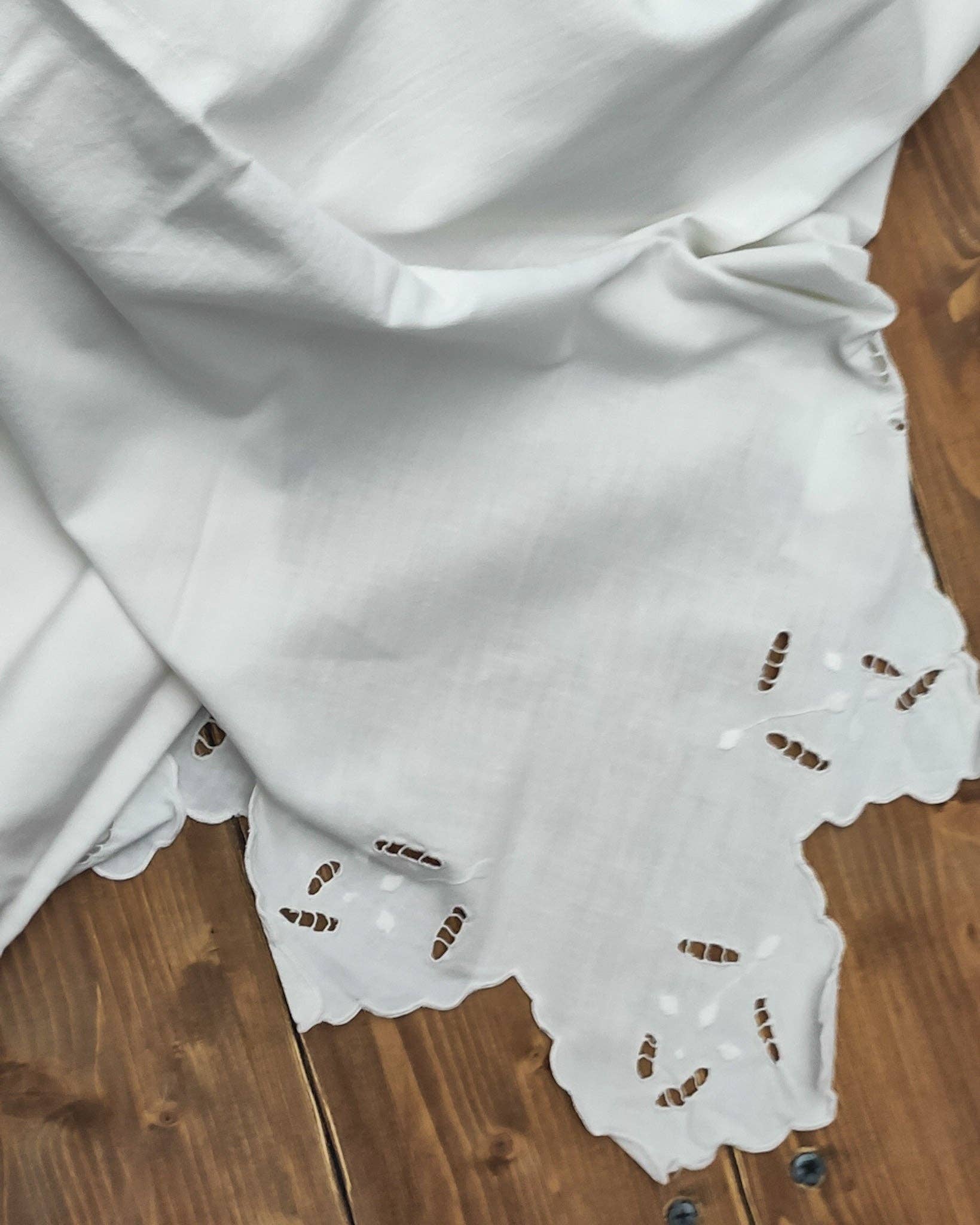 Heyfoo - Venta al por mayor Conjunto de ropa de cama - Sábanas dobles de lino blanco con bordado DN y fundas de almohada2