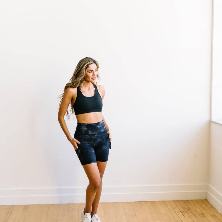 Biker Shorts - 6" - Svart Tie Dye | MT LUXE för wholesale av Maven Thread