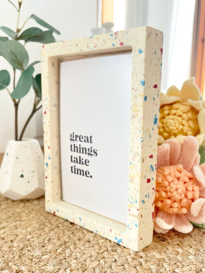 Marco para fotos artesanal en resina ecológica con técnica terrazo para venta al por mayor de Kookie