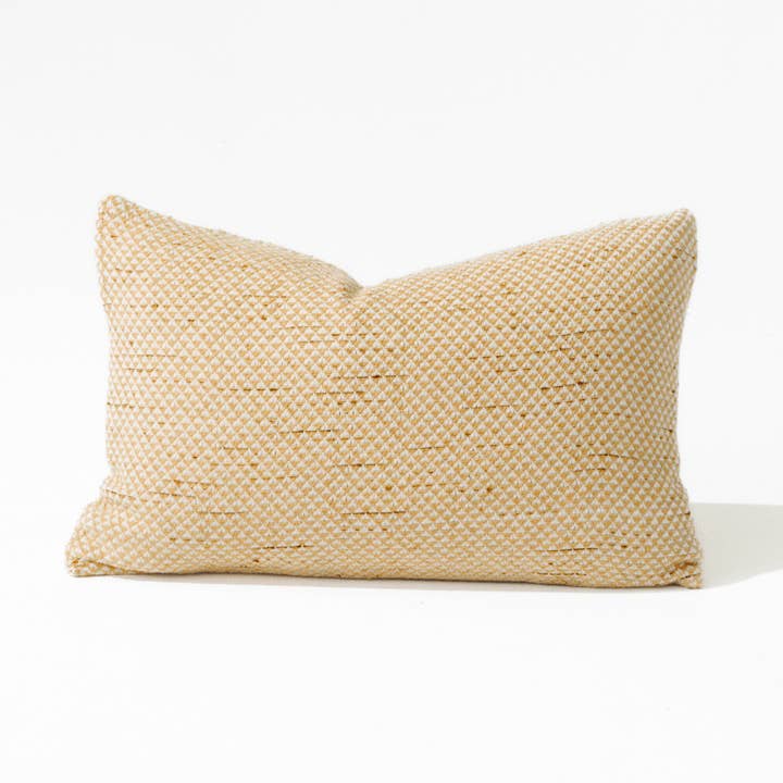 Coussin lombaire naturel en tissage pyramidal 35 x 53 cm pour la vente par BHD HOME