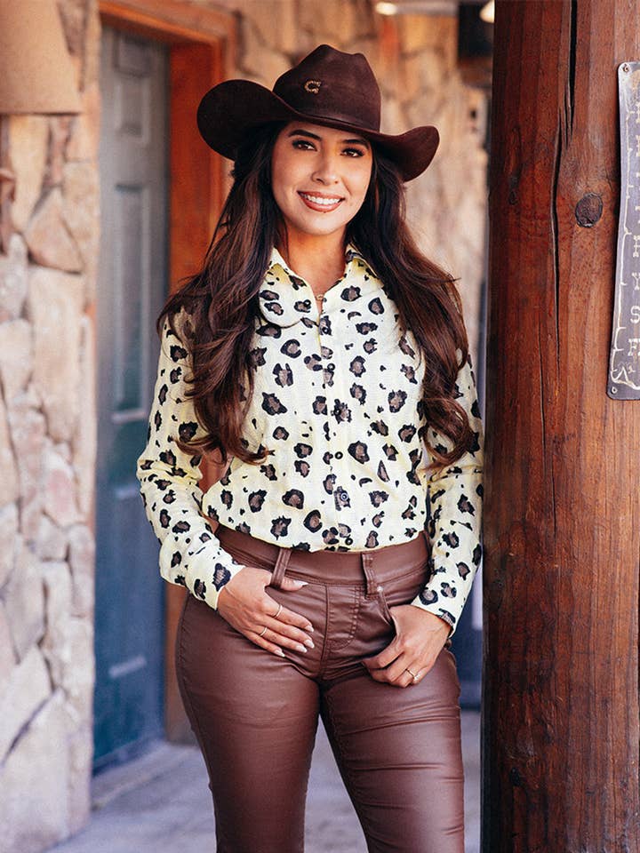 Jersey abotonado amarillo con estampado de leopardo y brillo plateado. para venta al por mayor de Cowgirl Tuff Co. / B. Tuff Jeans