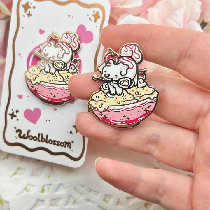 Pin's émaillé ~ Chiot à la glace vanille cerise pour la vente par Woolblossom