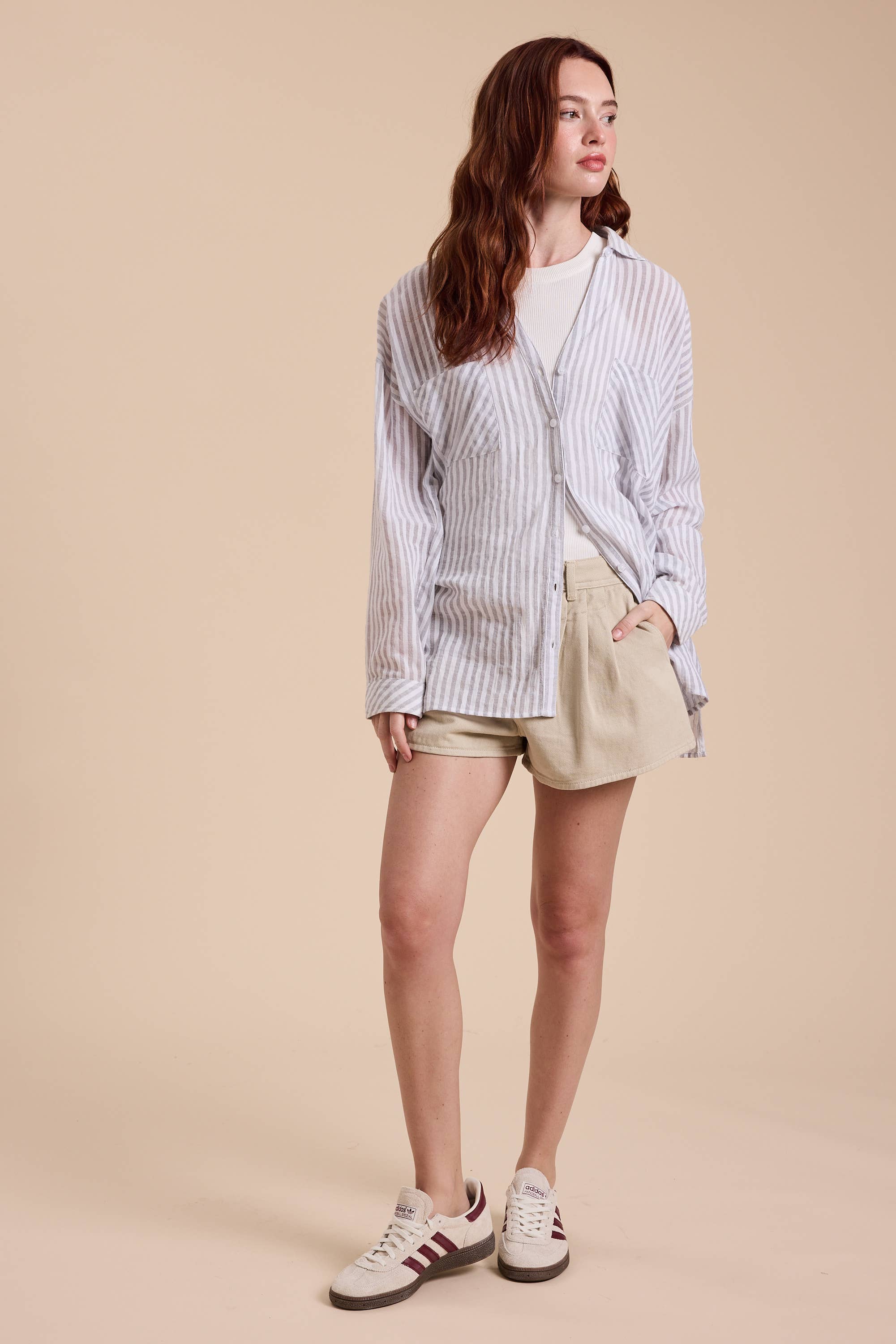 MIOU MUSE – Großhandel Shorts – Damen – P4296   SHORTS MIT FALTENDETAIL VORNE3