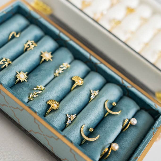 Perlen der Präsenz Ringkollektion und andere Ergebnisse für geschmiedete ringe im Großhandel. Kostenlose Rücksendungen und 60-Tage-Zahlungsziel auf Faire im Trend auf Faire.