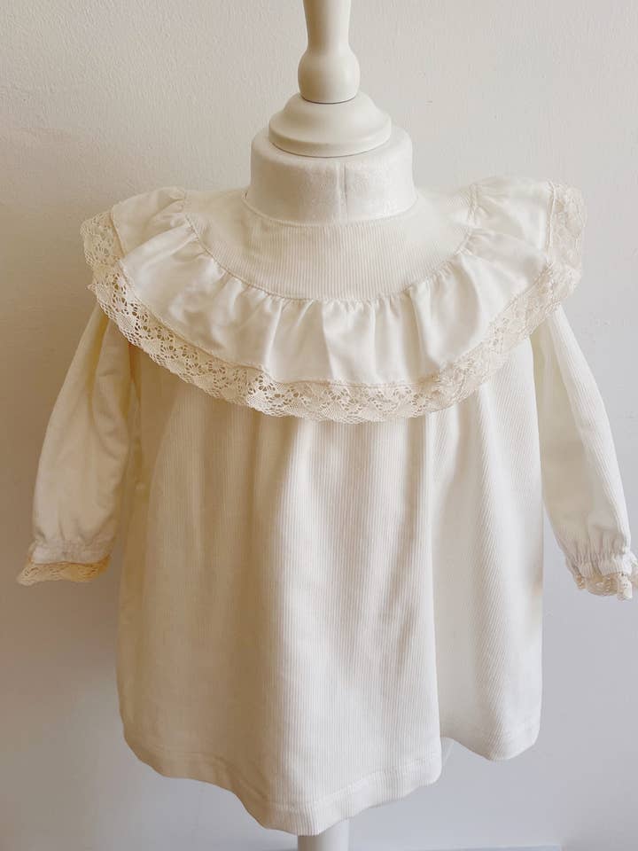 Weißes Winterkleid mit Rüschen für den Großhandel von Dainty Bear