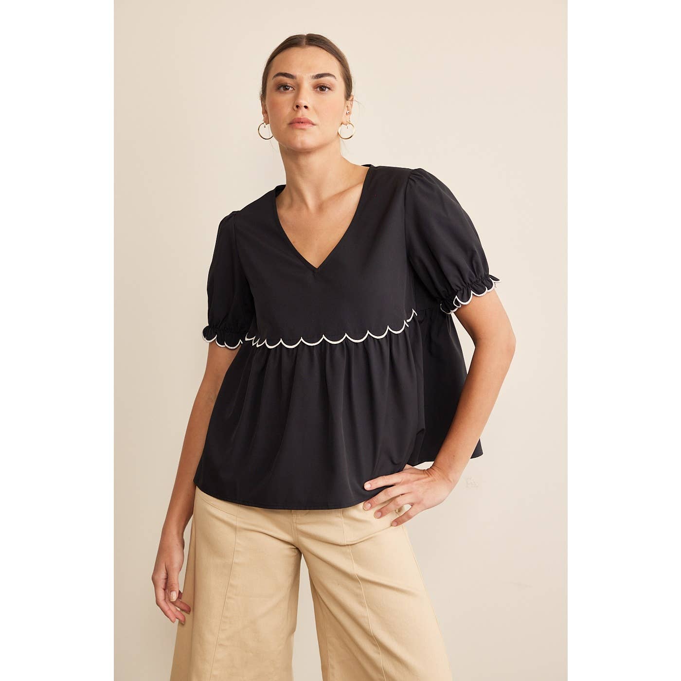 in february - Vente Chemisier – femme - Haut à volants contrastants avec manches bouffantes7