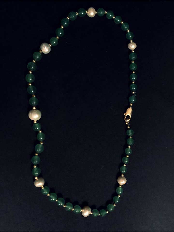 Collar Falone con perlas de agua dulce y jade para venta al por mayor de Feline Jewelry Studio Universe