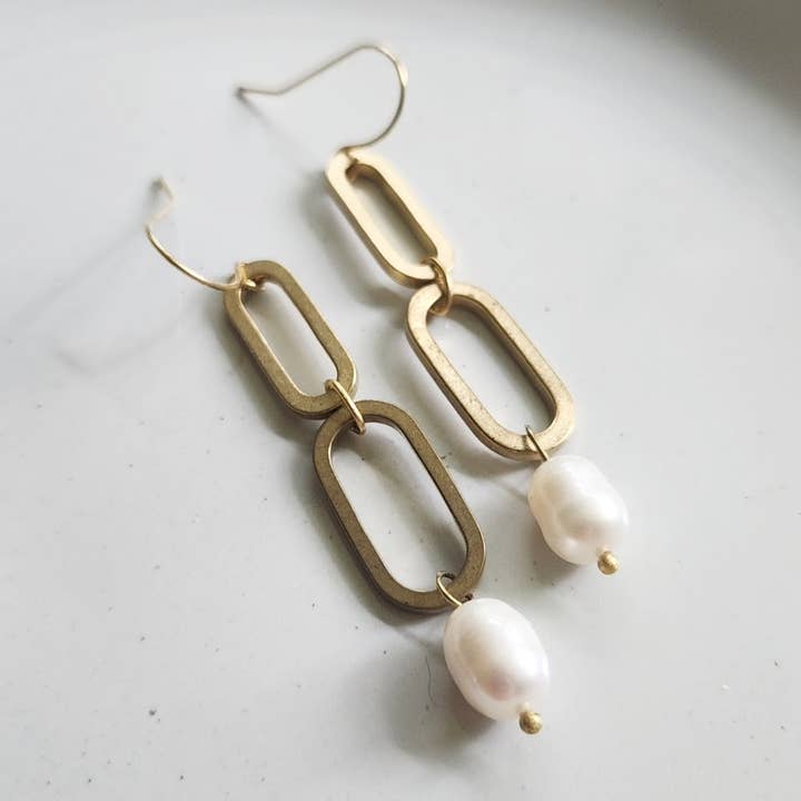 Sara Sela Jewelry - Vente Boucles d'oreilles pendantes - Boucles d'oreilles pendantes ovales en laiton, lapis-lazuli et perles2