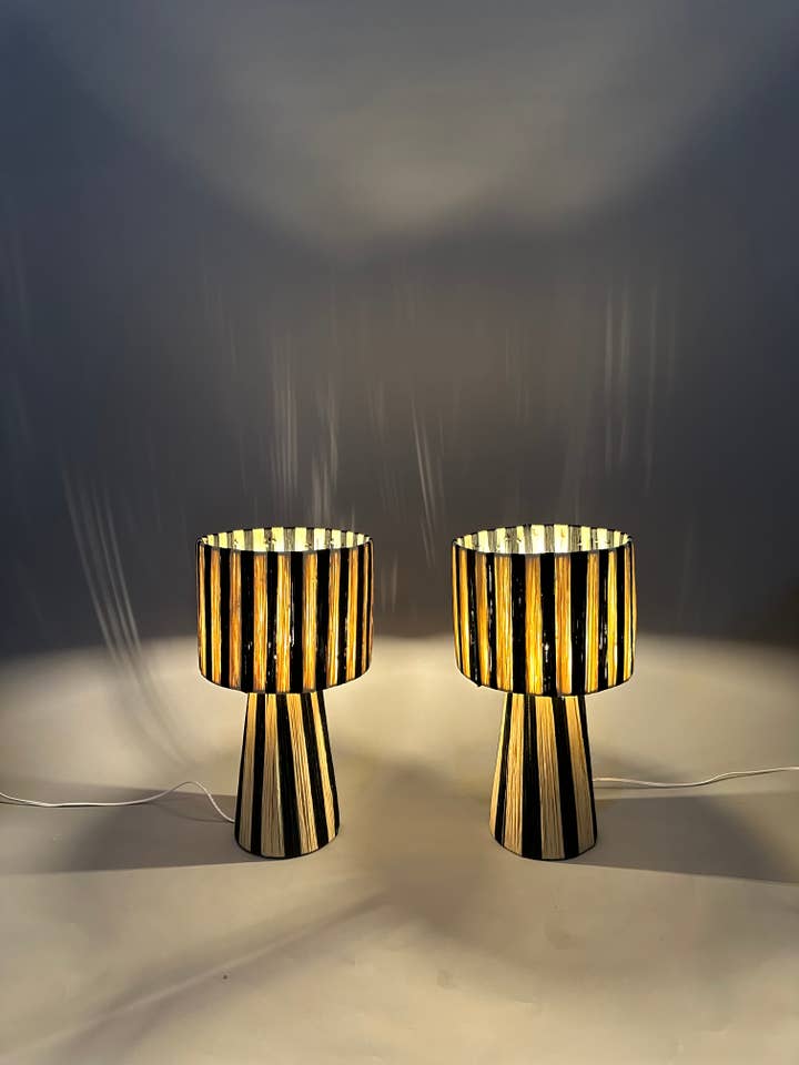 Lampada da tavolo in rafia con sottili strisce naturali per la vendita all'ingrosso da parte di Mikwi