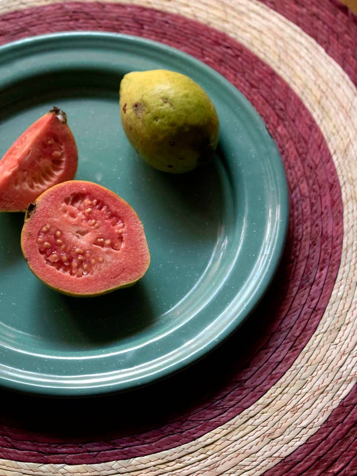 Round Handwoven Palm Placemats - Burgundy color pour la vente par P.I.Project America