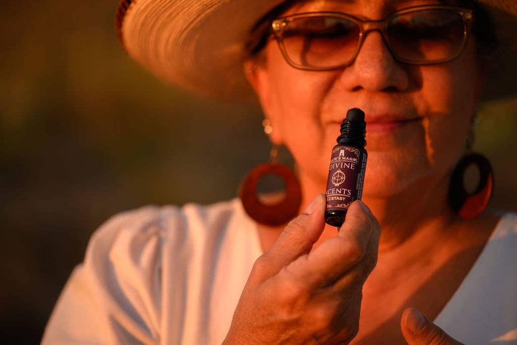 Kate's Magik – wholesale Essential oil roll-on – Divine Scents Natural Perfume Full Starter Set with Display3