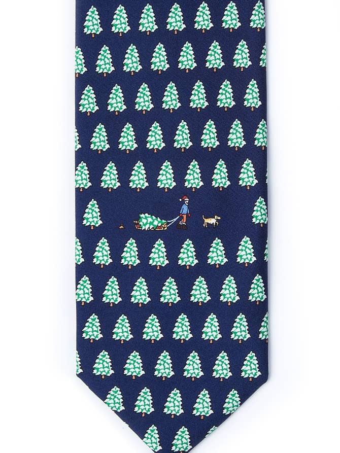 Cravate de Noël Bringing Home the Tree en soie bleu marine Alynn pour la vente par Alynn