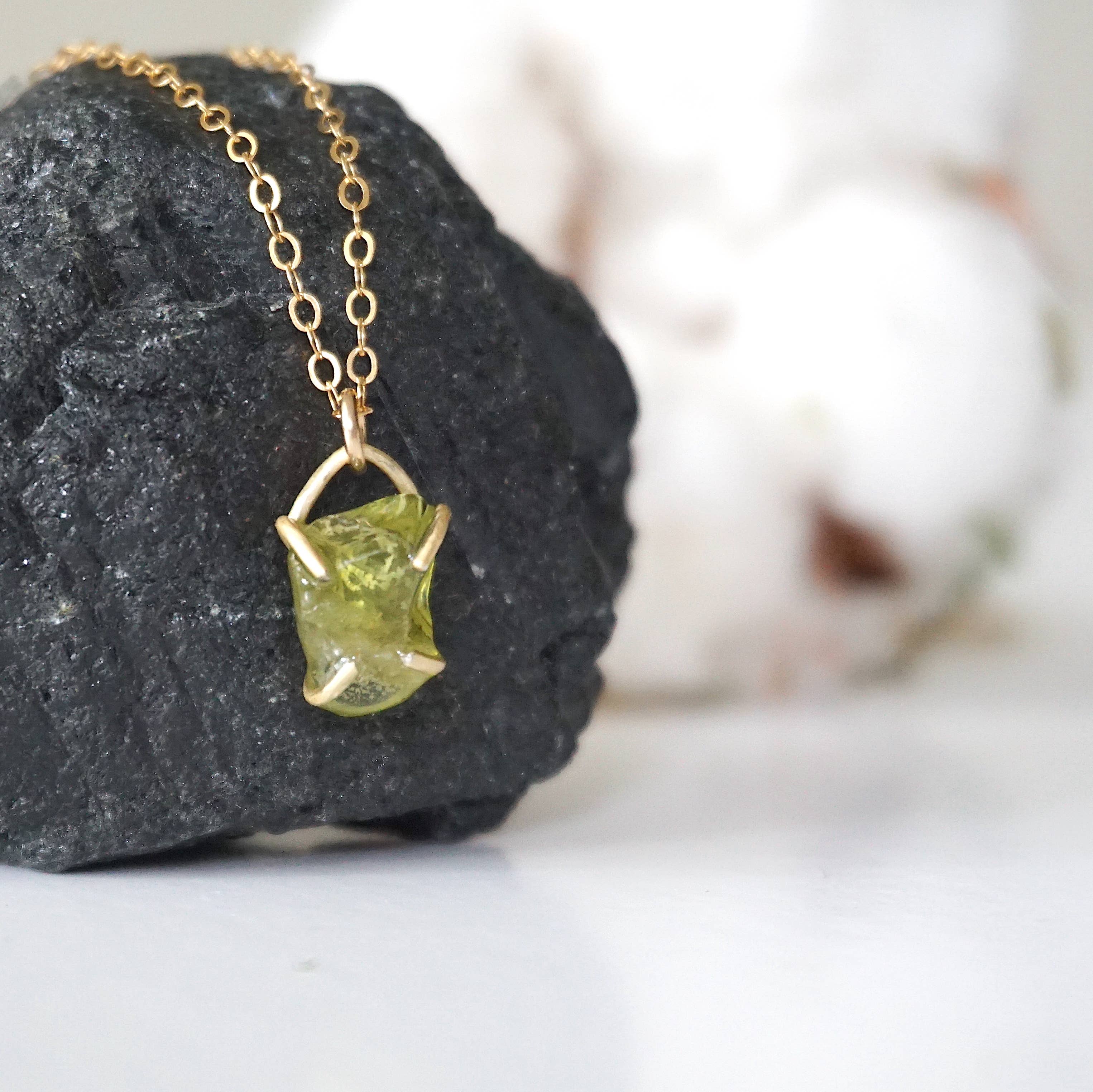 Raw Stone Elegance – wholesale Hänge-/berlockhalsband – Rå grön Peridot Crystal Charm Halsband, August Birthstone2