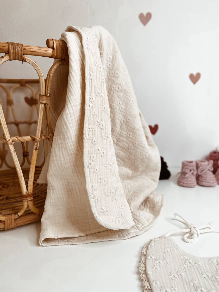 PETITE EvelinaApparel - Wholesale Bedding Blanket - Kids & Baby - Muslin Baby blanket / Embroidered flowers Ecru1