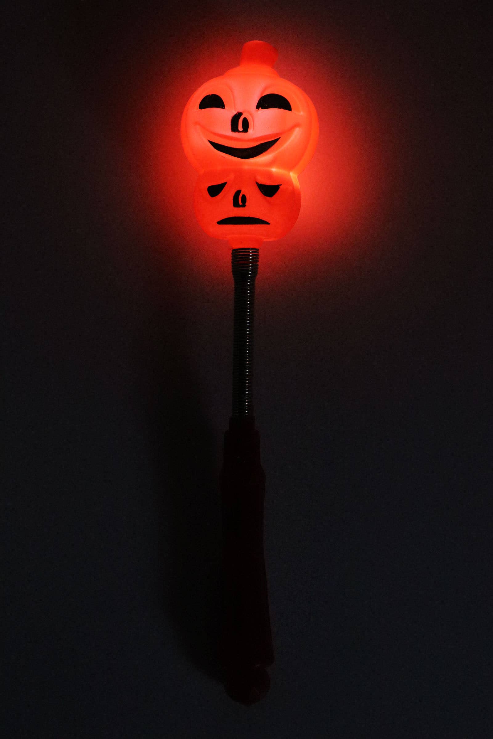 ASSORTI Baguette lumineuse à LED avec tête de Halloween suspendue sur ressort en vente sur Faire8