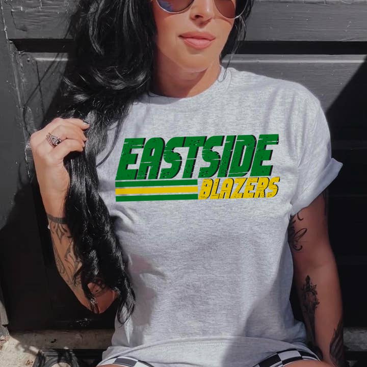 Maglietta sportiva personalizzata con spirito scolastico, grafica con spirito scolastico per la vendita all'ingrosso da parte di TwelveTwentyTees