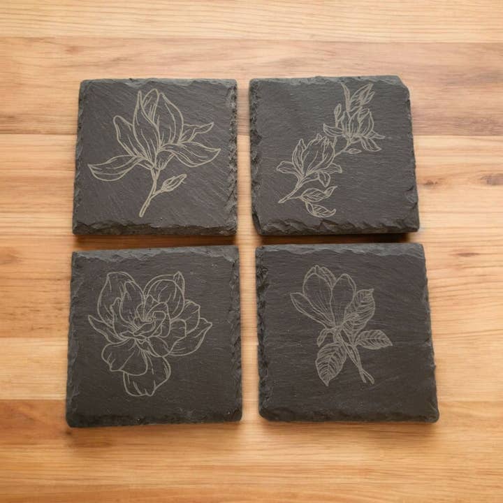 Sæt med blomsterindgraverede skiferunderlag for engroshandel hos Ellie Joe Design Co
